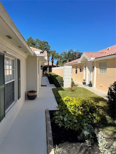 7630 Pesaro Dr in Sarasota, FL - Foto de edificio - Building Photo