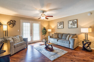 Kingsgate Apartments in Beaumont, TX - Building Photo