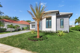 6805 Il Regalo Cir in Naples, FL - Foto de edificio - Building Photo