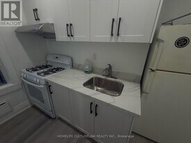 737 Broadview Ave in Toronto, ON - Building Photo