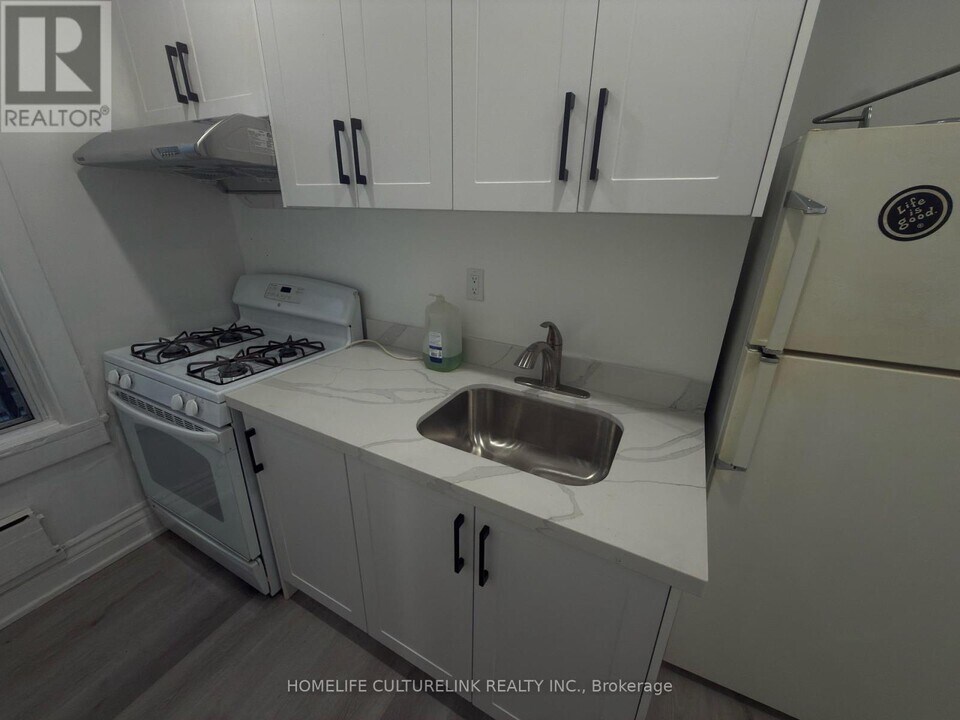 737 Broadview Ave in Toronto, ON - Building Photo