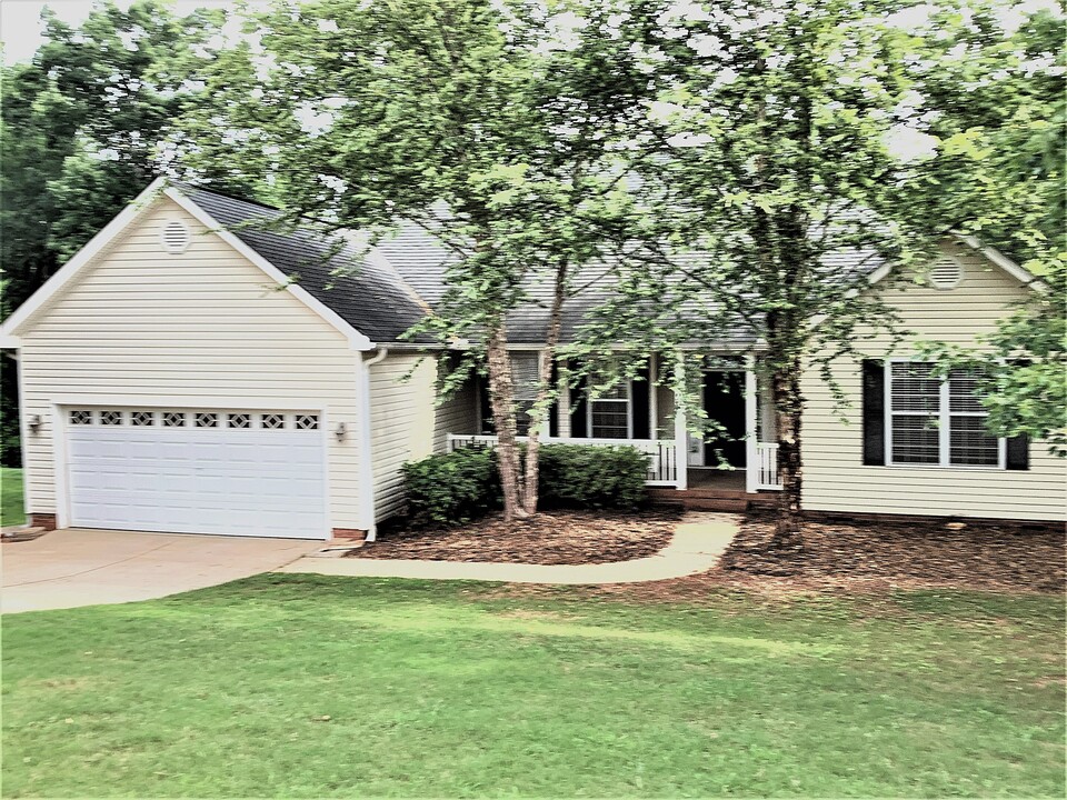 145 Faulkner Cir in Greer, SC - Building Photo