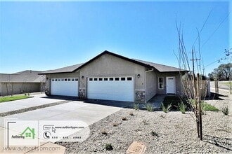2530 Rainbow Ln in Redding, CA - Building Photo - Building Photo