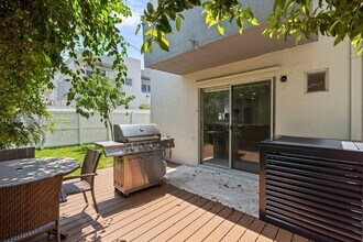 3597 SW 17th St in Miami, FL - Foto de edificio - Building Photo