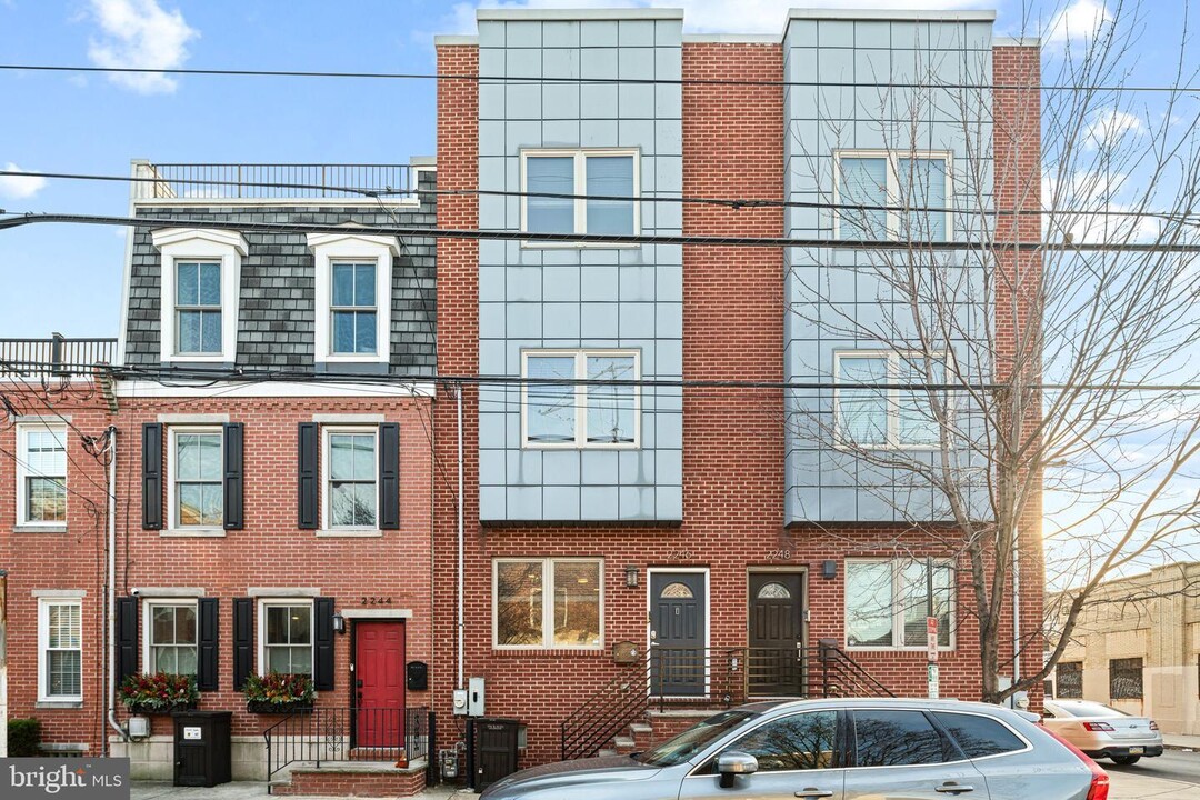 2246 Carpenter St in Philadelphia, PA - Building Photo