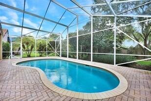 227 Glen Eagle Cir in Naples, FL - Building Photo