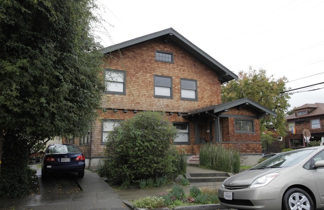 2900 Regent/2446 Russell in Berkeley, CA - Building Photo - Building Photo