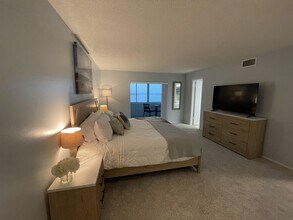 4750 Cove Cir in St. Petersburg, FL - Building Photo - Building Photo
