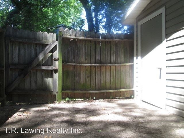 1613 N Sharon Amity Rd in Charlotte, NC - Building Photo - Building Photo