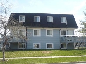 The Courtyard Apartments in Lansing, MI - Building Photo - Building Photo