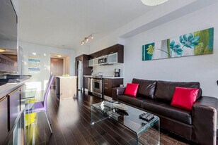 386 Yonge St in Toronto, ON - Building Photo