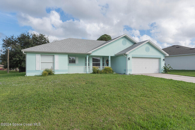 721 Taluga Ave SE in Palm Bay, FL - Foto de edificio - Building Photo