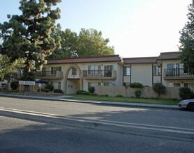 Los Arbolitos Apartments in Fresno, CA - Foto de edificio - Building Photo