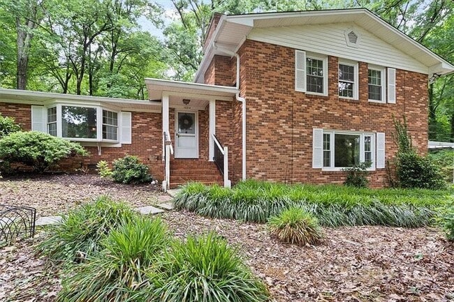 1024 Timber Lake Dr in Charlotte, NC - Building Photo - Building Photo