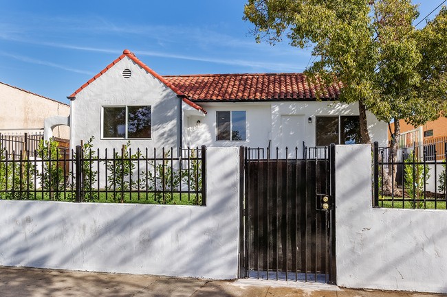 1360 Meadowbrook Ave in Los Angeles, CA - Building Photo - Building Photo