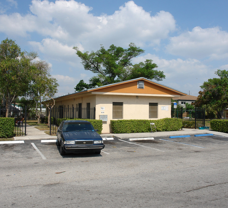 609-617 NW 10th Ave in Fort Lauderdale, FL - Building Photo