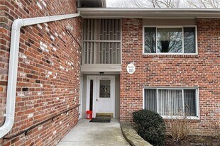 87 Southport Woods Drive in Fairfield, CT - Building Photo