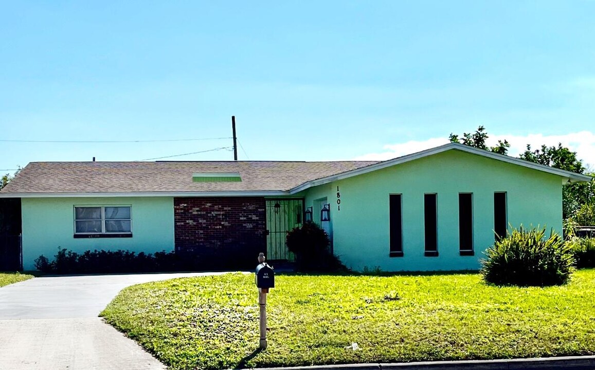 1801 Avenue M Ave in Fort Pierce, FL - Building Photo