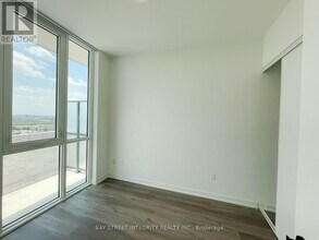 28 Interchange Wy in Vaughan, ON - Building Photo - Building Photo