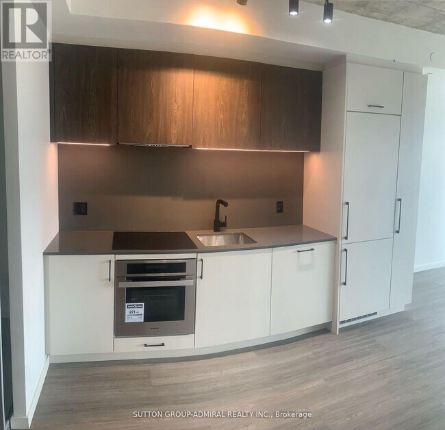 689 The Queensway in Toronto, ON - Building Photo - Building Photo