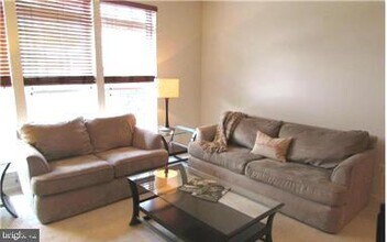 2525 Eastbourne Dr in Woodbridge, VA - Building Photo - Building Photo