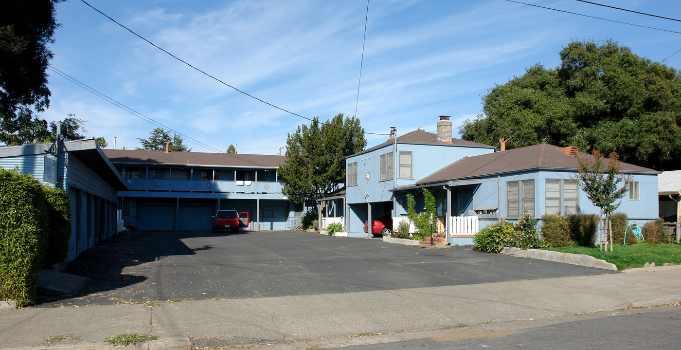 Lincoln Apartments in Santa Rosa, CA - Building Photo