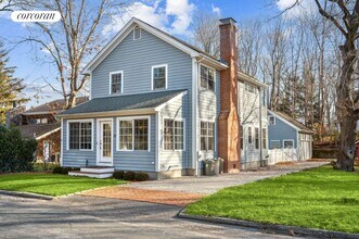 15 Hamilton St in Sag Harbor, NY - Foto de edificio - Building Photo