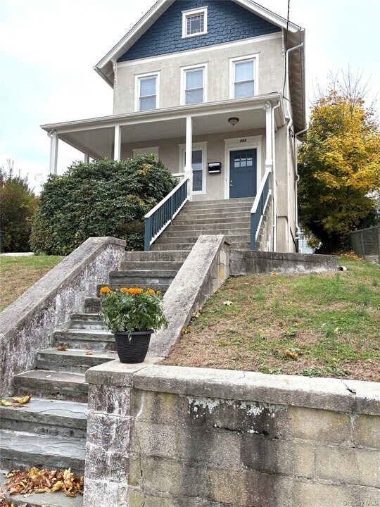 558 Locust Ave in Port Chester, NY - Building Photo