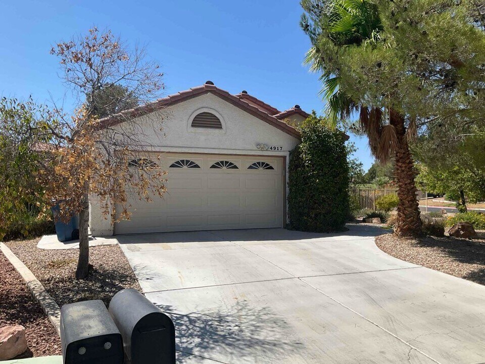 4917 Braeburn Dr in Las Vegas, NV - Foto de edificio