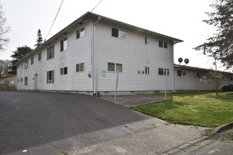 Linfield Manor in McMinnville, OR - Building Photo - Building Photo