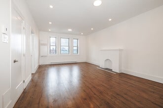 Plaza Court in Montréal, QC - Building Photo - Interior Photo