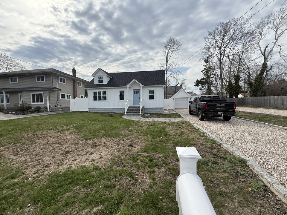 80 S Dunton Ave in East Patchogue, NY - Building Photo