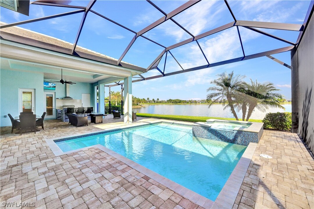 14823 Dockside Ln in Naples, FL - Building Photo