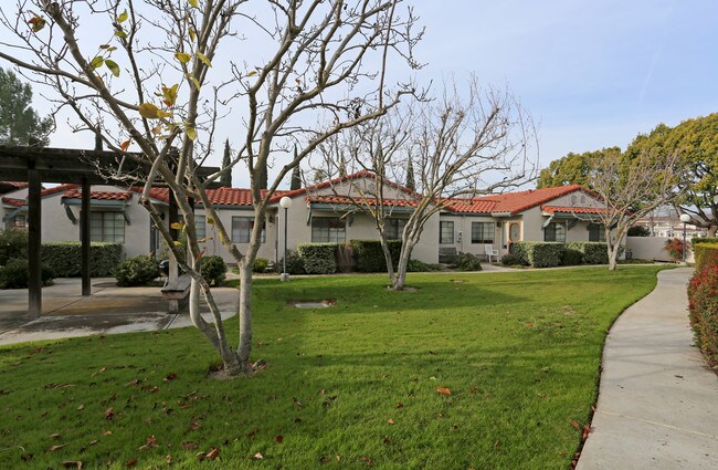 1685 Portola Ave in Livermore, CA - Foto de edificio - Building Photo