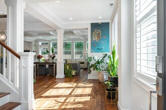 4005 W Briarcliff Ln in Seattle, WA - Building Photo - Building Photo