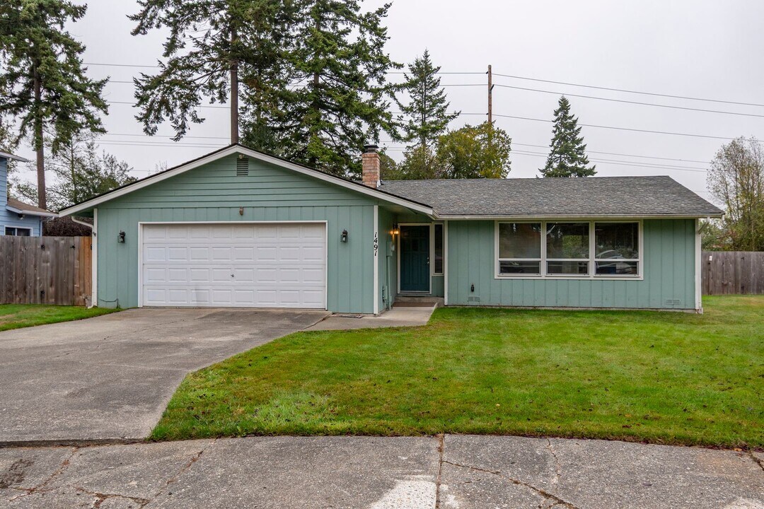 1491 SW Robertson Dr in Oak Harbor, WA - Building Photo