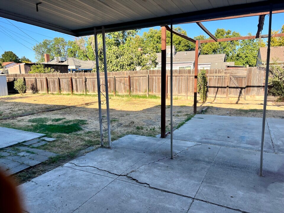 1541 Circle Ln in Newman, CA - Building Photo