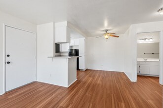 215 Woodland Pkwy in San Marcos, CA - Building Photo - Building Photo