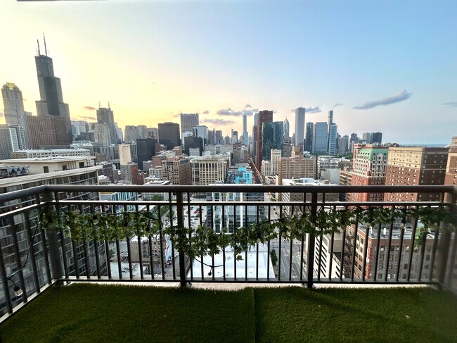 41 E 8th St, Unit 2807 in Chicago, IL - Building Photo - Building Photo