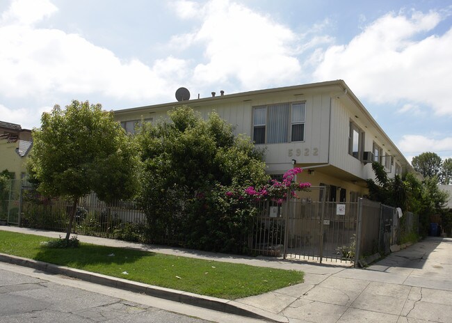 5922 Willoughby Ave in Los Angeles, CA - Building Photo - Building Photo