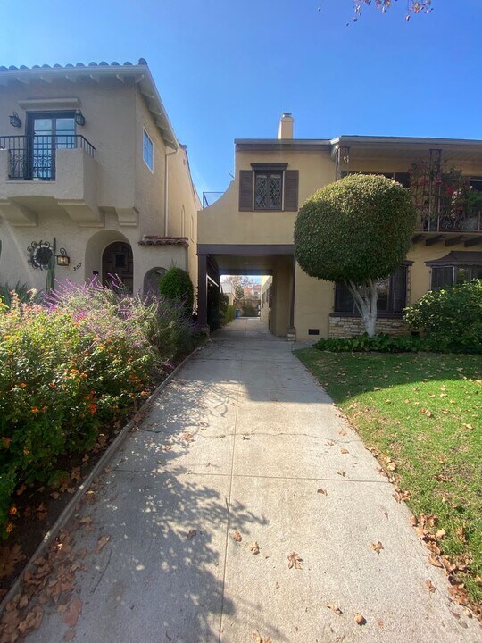 363-363 N Mansfield Ave in Los Angeles, CA - Foto de edificio