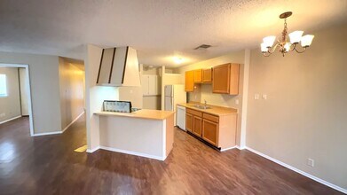6831 Mountain Spg Dr in San Antonio, TX - Foto de edificio - Building Photo