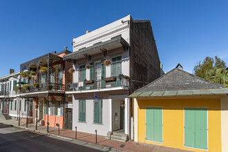 817 Burgundy St in New Orleans, LA - Foto de edificio - Building Photo