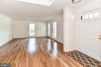 5012 Sideburn Rd in Fairfax, VA - Foto de edificio - Building Photo