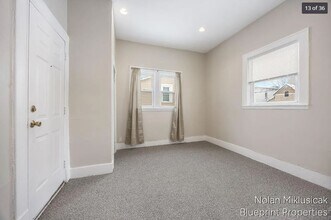 700 Broadway Ave NW, Unit 1A in Grand Rapids, MI - Building Photo - Building Photo