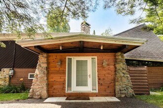 8 Pl. d'Artois in Estérel, QC - Building Photo - Building Photo