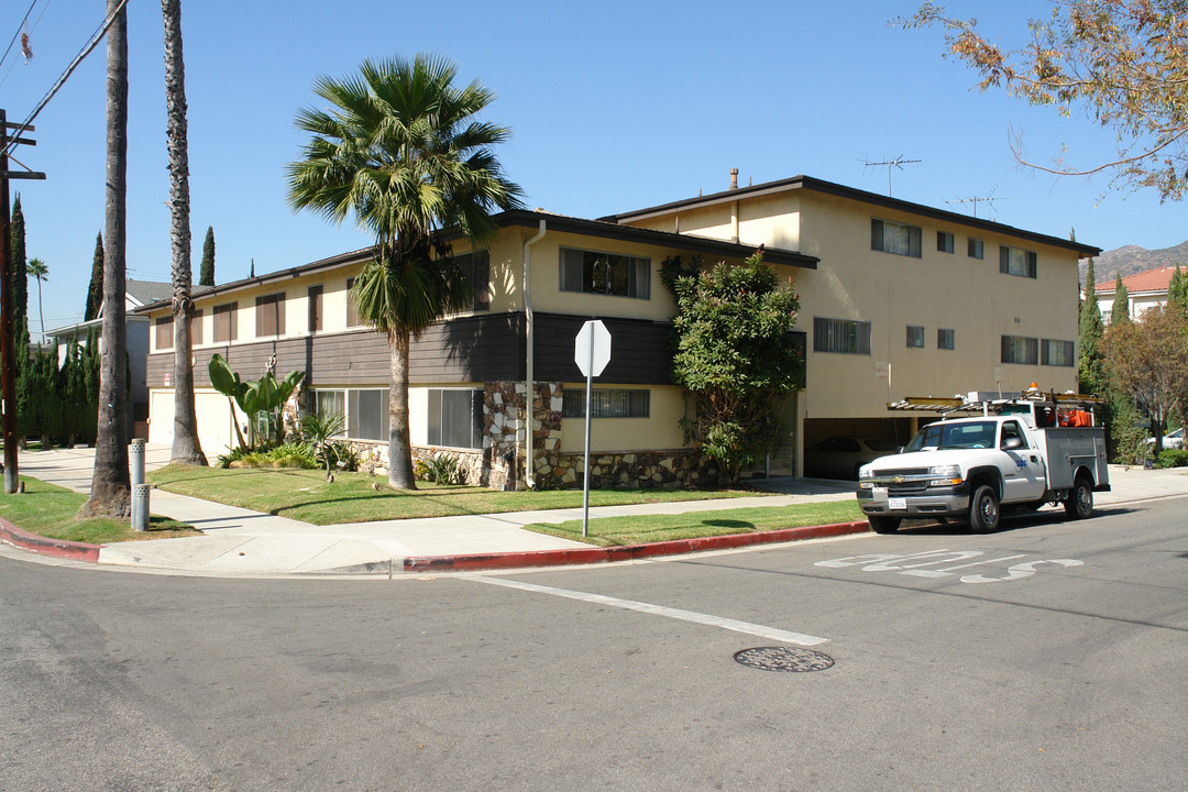 325 E Dryden St in Glendale, CA - Building Photo