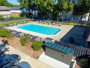 Knottingham Apartments in Clinton Township, MI - Foto de edificio - Building Photo