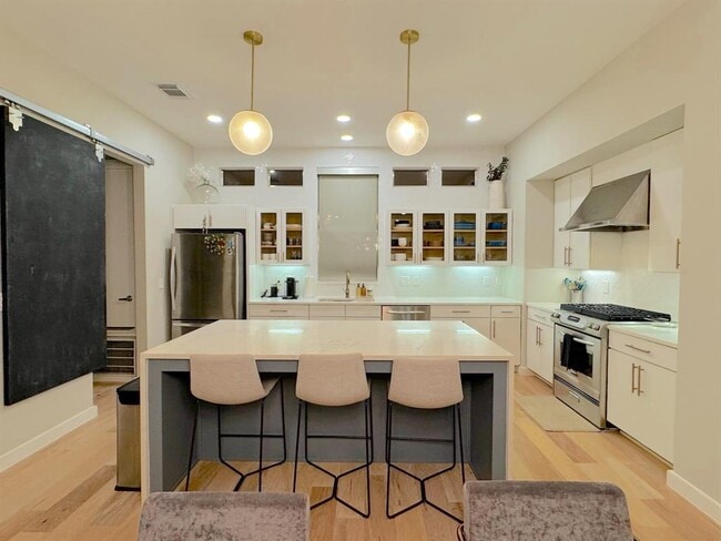 property at 1209 Kinney Ave
