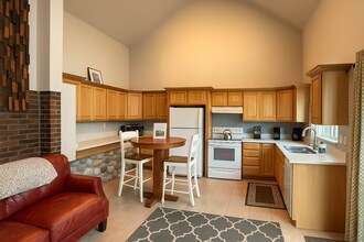 34216 Thomas Rd E, Unit Apt. B in Eatonville, WA - Building Photo - Building Photo